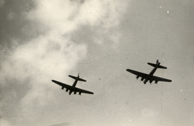 97926 Afbeelding van enkele Amerikaanse B-17 vliegtuigen boven de stad Utrecht, op weg om in het kader van de Operatie ...